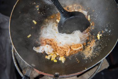 Tayland 'ın Bangkok şehrindeki Chao Phraya Nehri' ndeki Icon Siam Mall 'da Pad Thai Food. Tayland, Bangkok, 13 Aralık 2024.