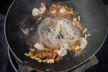 Tayland 'ın Bangkok şehrindeki Chao Phraya Nehri' ndeki Icon Siam Mall 'da Pad Thai Food. Tayland, Bangkok, 13 Aralık 2024.