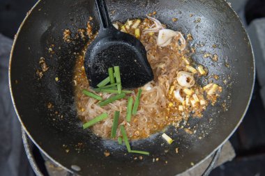 Tayland 'ın Bangkok şehrindeki Chao Phraya Nehri' ndeki Icon Siam Mall 'da Pad Thai Food. Tayland, Bangkok, 13 Aralık 2024.