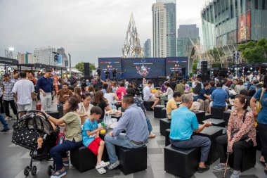 Tayland 'ın Bangkok şehrindeki Chao Phraya Nehri' ndeki Icon Siyam Alışveriş Merkezi 'nde yemek fuarı. Tayland, Bangkok, 13 Aralık 2024.