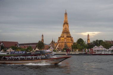 Wat Arun, Tayland 'ın Bangkok şehrindeki Chao Phraya Nehri' nde. Tayland, Bangkok, 13 Aralık 2024.