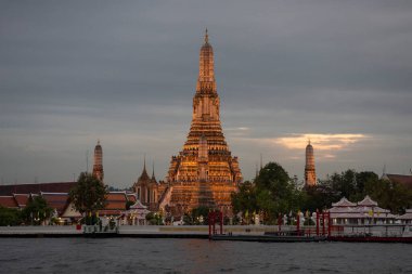 Tayland, Bangkok - 15 Aralık 2024: Bangkok 'taki Chao Phraya Nehri' ndeki Wat Arun 'da gün batımı. 
