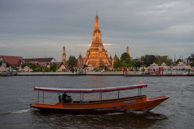 Wat Arun, Tayland 'ın Bangkok şehrindeki Chao Phraya Nehri' nde. Tayland, Bangkok, 13 Aralık 2024.