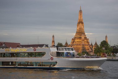 Tayland, Bangkok - 13 Aralık 2024: Tayland 'da Chao Phraya Nehri' nde Wat Arun 'da tekne gezisi.
