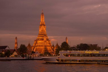 Tayland, Bangkok - 13 Aralık 2024: Tayland 'da Chao Phraya Nehri' nde Wat Arun 'da tekne gezisi.