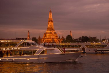 Tayland, Bangkok - 13 Aralık 2024: Tayland 'da Chao Phraya Nehri' nde Wat Arun 'da tekne gezisi.