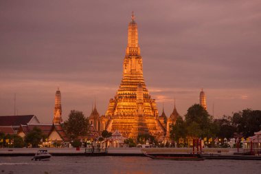 Tayland, Bangkok, 13 Aralık 2024 - Tayland 'da Chao Phraya Nehri' ndeki Wat Arun 'da akşam.  