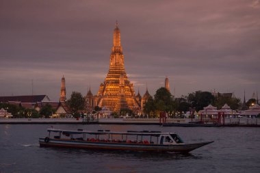 Tayland, Bangkok - 15 Aralık 2024: Bangkok 'taki Chao Phraya Nehri' ndeki Wat Arun 'da gün batımı. 