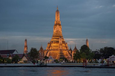 Tayland, Bangkok, 13 Aralık 2024 - Tayland 'da Chao Phraya Nehri' ndeki Wat Arun 'da akşam.  