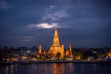 Tayland, Bangkok, 13 Aralık 2024 - Tayland 'da Chao Phraya Nehri' ndeki Wat Arun 'da akşam.  