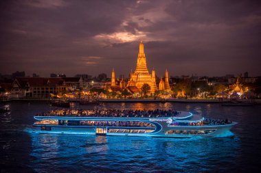 Tayland, Bangkok - 13 Aralık 2024: Tayland 'da Chao Phraya Nehri' nde Wat Arun 'da tekne gezisi.