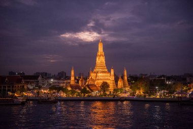 Tayland, Bangkok, 13 Aralık 2024 - Tayland 'da Chao Phraya Nehri' ndeki Wat Arun 'da akşam.  