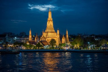 Tayland, Bangkok, 13 Aralık 2024 - Tayland 'da Chao Phraya Nehri' ndeki Wat Arun 'da akşam.  