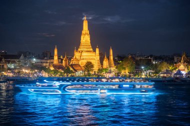 Tayland, Bangkok - 13 Aralık 2024: Tayland 'da Chao Phraya Nehri' nde Wat Arun 'da tekne gezisi.