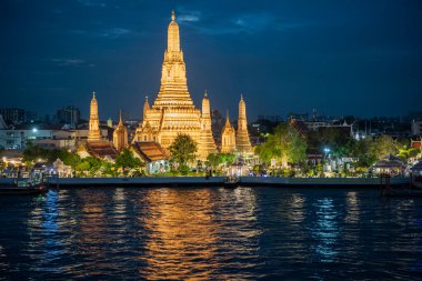 Tayland, Bangkok, 13 Aralık 2024 - Tayland 'da Chao Phraya Nehri' ndeki Wat Arun 'da akşam.  