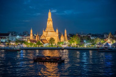 Tayland, Bangkok - 13 Aralık 2024: Tayland 'da Chao Phraya Nehri' nde Wat Arun 'da tekne gezisi.