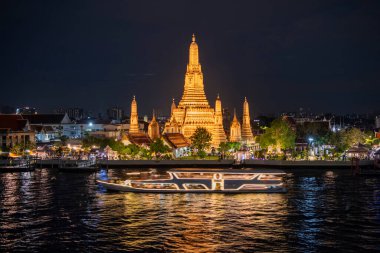Tayland, Bangkok - 13 Aralık 2024: Tayland 'da Chao Phraya Nehri' nde Wat Arun 'da tekne gezisi.