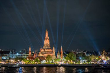 Tayland, Bangkok, 13 Aralık 2024 - Wat Arun, Tayland 'da Vijit Chao Phraya Işık Gösterisi.