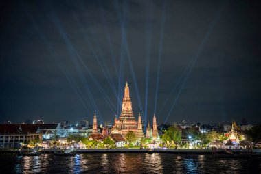 Tayland, Bangkok, 13 Aralık 2024 - Wat Arun, Tayland 'da Vijit Chao Phraya Işık Gösterisi.