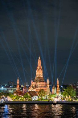 Tayland, Bangkok, 13 Aralık 2024 - Wat Arun, Tayland 'da Vijit Chao Phraya Işık Gösterisi.