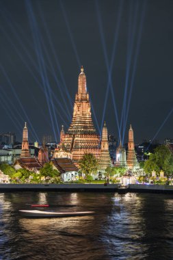 Tayland, Bangkok, 13 Aralık 2024 - Wat Arun, Tayland 'da Vijit Chao Phraya Işık Gösterisi.