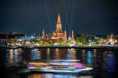 Tayland, Bangkok, 13 Aralık 2024 - Wat Arun, Tayland 'da Vijit Chao Phraya Işık Gösterisi.