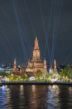 Tayland, Bangkok, 13 Aralık 2024 - Wat Arun, Tayland 'da Vijit Chao Phraya Işık Gösterisi.
