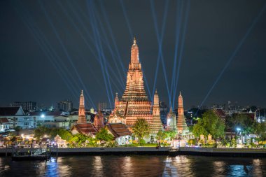 Tayland, Bangkok, 13 Aralık 2024 - Wat Arun, Tayland 'da Vijit Chao Phraya Işık Gösterisi.