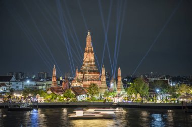 Tayland, Bangkok, 13 Aralık 2024 - Wat Arun, Tayland 'da Vijit Chao Phraya Işık Gösterisi.