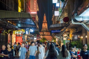 Tayland 'ın Bangkok şehrindeki Chao Phraya Nehri' ndeki Wat Arun 'da turistler. Tayland, Bangkok, 13 Aralık 2024.