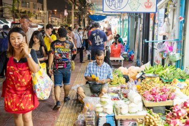 Tayland, Bangkok - 13 Aralık 2024: Tayland 'ın Bangkok kentindeki Pak Khlong' da Gece Gıda Pazarı.  