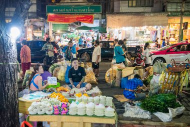   Tayland, Bangkok - 13 Aralık 2024: Tayland 'da Pak Khlong' da Taze Çiçek Pazarı.