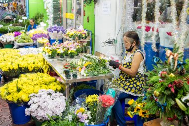   Tayland, Bangkok - 13 Aralık 2024: Tayland 'da Pak Khlong' da Taze Çiçek Pazarı.