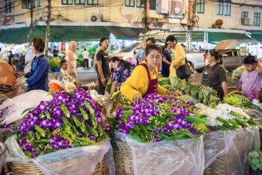   Tayland, Bangkok - 13 Aralık 2024: Tayland 'da Pak Khlong' da Taze Çiçek Pazarı.