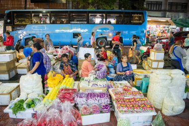   Tayland, Bangkok - 13 Aralık 2024: Tayland 'da Pak Khlong' da Taze Çiçek Pazarı.