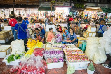   Tayland, Bangkok - 13 Aralık 2024: Tayland 'da Pak Khlong' da Taze Çiçek Pazarı.