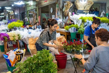   Tayland, Bangkok - 13 Aralık 2024: Tayland 'da Pak Khlong' da Taze Çiçek Pazarı.