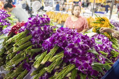   Tayland, Bangkok - 13 Aralık 2024: Tayland 'da Pak Khlong' da Taze Çiçek Pazarı.