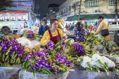   Tayland, Bangkok - 13 Aralık 2024: Tayland 'da Pak Khlong' da Taze Çiçek Pazarı.