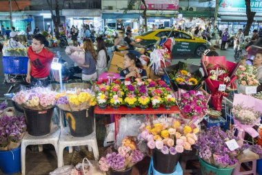   Tayland, Bangkok - 13 Aralık 2024: Tayland 'da Pak Khlong' da Taze Çiçek Pazarı.