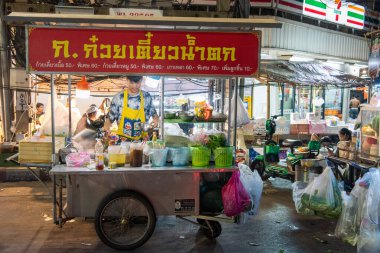 Tayland, Bangkok - 13 Aralık 2024: Tayland 'ın Bangkok kentindeki Pak Khlong' da Gece Gıda Pazarı.  