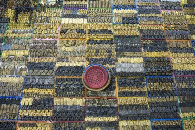 Tayland, Bangkok - 14 Aralık 2024: Tayland 'ın Bangkok şehrindeki Ko Ratanakosin' deki Bangkok Amulet pazarındaki bir dükkanda tılsımlar.