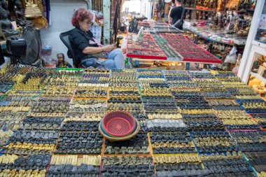 Tayland, Bangkok - 14 Aralık 2024: Tayland 'ın Bangkok şehrindeki Ko Ratanakosin' deki Bangkok Amulet pazarındaki bir dükkanda tılsımlar.