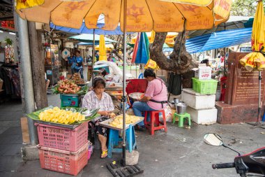   Tayland, Bangkok - 13 Aralık 2024: Tayland 'da Pak Khlong' da Taze Çiçek Pazarı.