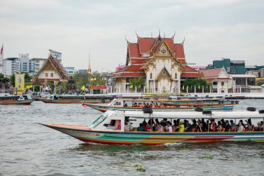 Kamu Teknesi ve Wat Rakhang Tayland 'ın Bangkok şehrindeki Chao Phraya Nehri' nde. Tayland, Bangkok, 13 Aralık 2024.