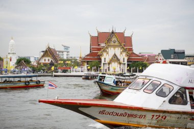 Kamu Teknesi ve Wat Rakhang Tayland 'ın Bangkok şehrindeki Chao Phraya Nehri' nde. Tayland, Bangkok, 13 Aralık 2024.