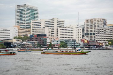 Tayland 'ın Bangkok şehrindeki Chao Phraya Nehri' ndeki Siriraj Hastanesi. Tayland, Bangkok, 14 Aralık, 2024.