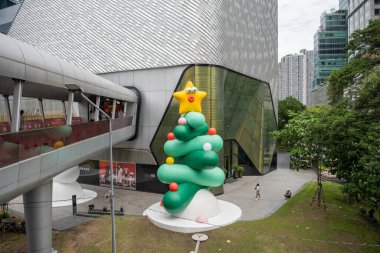 Tayland 'ın Bangkok şehrindeki Sukhumvit' te büyük bir Noel Ağacı. Tayland, Bangkok, Aralık 12, 2024.