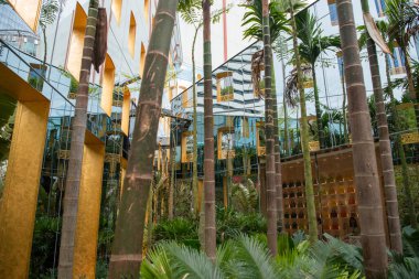 Tayland, Bangkok - 15 Aralık 2024: Tayland 'ın Bangkok şehrindeki Sukhumvit Yolu' ndaki Dior Gold House.  