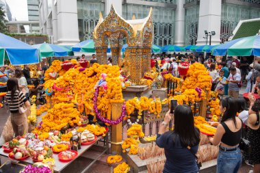 Tayland 'ın Bangkok şehrindeki Sukhumvit' teki Erewan Tapınağı 'ndaki insanlar. Tayland, Bangkok, 15 Aralık 2024.